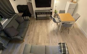 Cold Harbour Entire 3 Bed House - Free Parking